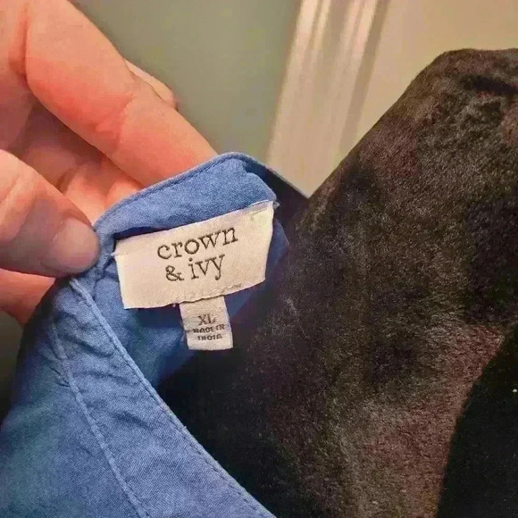 Crown and ivy woman's blouse with v neck xl blue and white - Picture 5 of 10